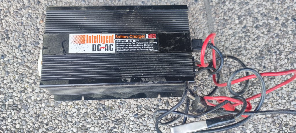 Punjač za baterije DC-AC